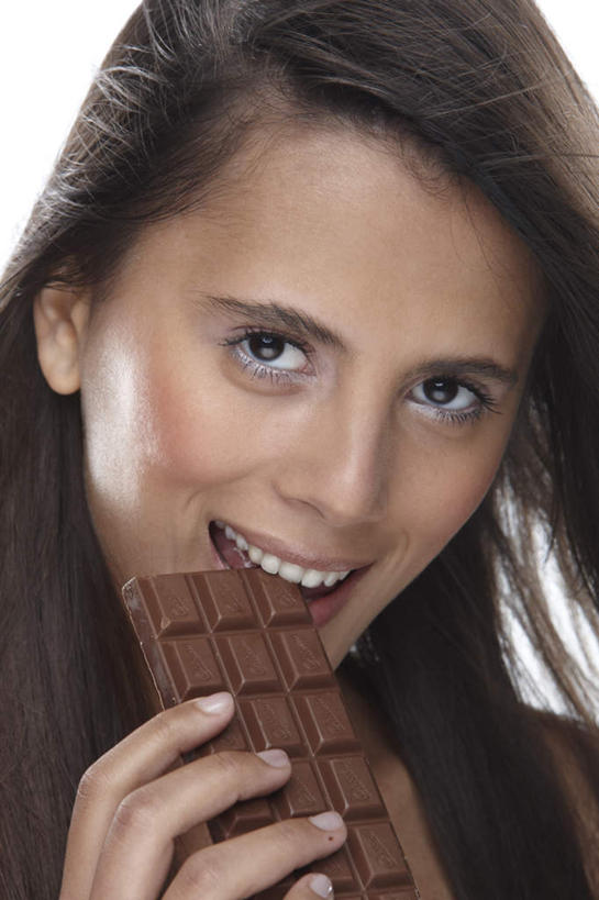 西方人,脸,头,脸颊,手,头发,一个人,站,吃,竖图,室内,特写,白天,白色背景,正面,化妆,美容,欧洲,欧洲人,仅一个年轻女性,仅一个女性,仅一个人,护肤,握,阴影,反射,影子,食品,糖,糖果,甜点,甜品,拿,拿着,注视,裸露,肩膀,食物,黑色,彩妆,甜食,巧克力,观察,看,站着,张嘴,保养,享受,休闲,手部,放松,握着,保健,摄影,影棚,观看,朱古力,单手,察看,关注,裸,张大嘴巴,养颜,尤物,年轻女性,女人,女性,白种人,头部,长发,直发,脸部,脸蛋,面部,张开嘴,嚼,食,站立,半身,彩图,影棚拍摄,拍摄,佳丽,丽人,美人