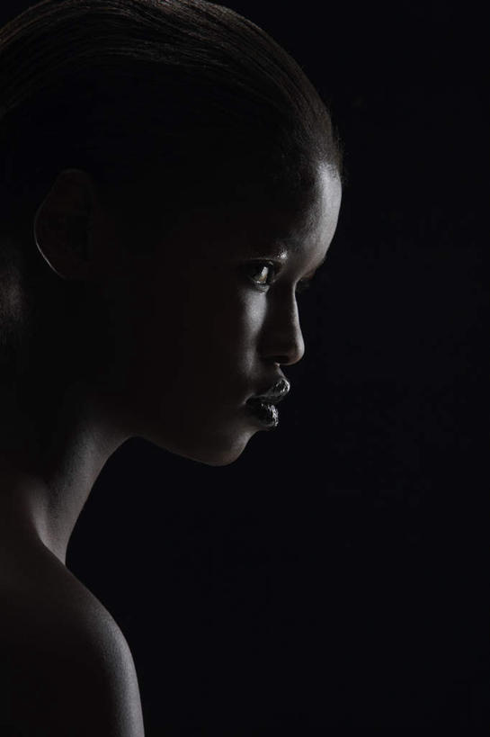 西方人,脸,头,脸颊,一个人,竖图,室内,特写,白天,侧面,欧洲,非洲,黑人,欧洲人,仅一个年轻女性,仅一个女性,仅一个人,阴影,黑色背景,反射,影子,注视,肩膀,观察,看,摄影,影棚,观看,察看,关注,年轻女性,女人,女性,非洲人,头部,脸部,脸蛋,面部,半身,彩图,影棚拍摄,拍摄
