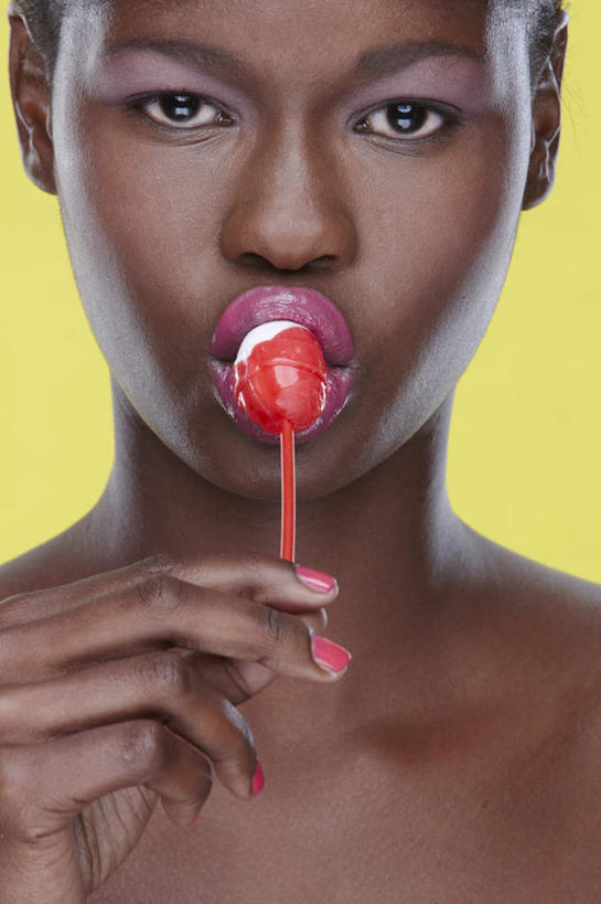 西方人,脸,头,脸颊,手,一个人,站,吃,竖图,室内,特写,白天,正面,化妆,美容,欧洲,非洲,黑人,欧洲人,仅一个年轻女性,仅一个女性,仅一个人,护肤,握,阴影,黄色背景,反射,棒棒糖,影子,食品,糖,糖果,甜点,甜品,拿,拿着,裸露,肩膀,食物,红色,彩妆,甜食,站着,保养,享受,休闲,手部,放松,握着,保健,摄影,影棚,单手,裸,养颜,年轻女性,女人,女性,非洲人,头部,脸部,脸蛋,面部,嚼,食,站立,半身,彩图,影棚拍摄,拍摄