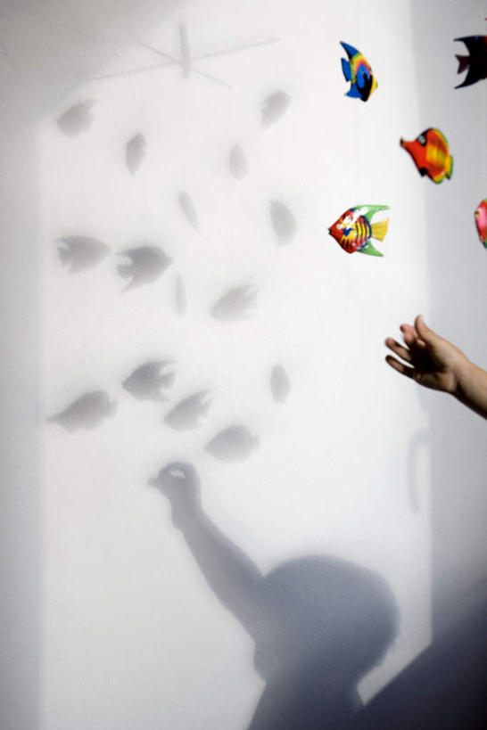 西方人,儿童,手,一个人,站,举,竖图,室内,白天,正面,游戏,纯洁,玩具,欧洲,欧洲人,仅一个男性,仅一个人,吊挂,悬挂,阴影,光线,鱼,影子,挂,玩,娱乐,鱼类,小孩,托,站着,仅一个小孩,休闲,手部,可爱,童年,童趣,益智,活动,单手,发泄,消遣,智力,童真,烂漫,无邪,宣泄,天真,男孩,男人,男性,白种人,孩子,举起,举手,举着,玩耍,嬉戏,向上举,向上伸,向上托,站立,半身,彩图,转铃,婴儿玩具,挂铃,床头转铃,床铃,男生