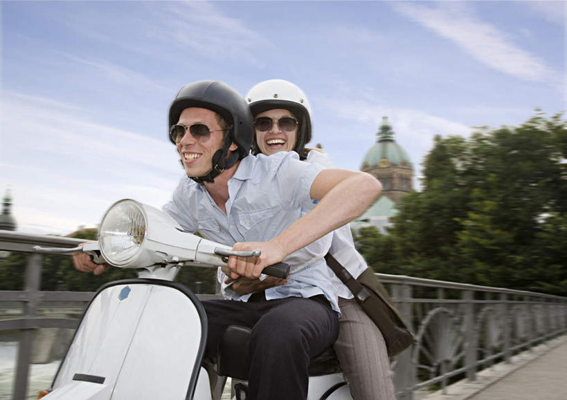 西方人,中年人,两个人,家庭,夫妻,栏杆,坐,横图,室外,白天,仰视,爱情,河流,石头,水,植物,摩托车,帽子,欧洲,欧洲人,一辆,握,阴影,服装,光线,扶手,墨镜,石子,头盔,眼镜,影子,河水,水流,云,云朵,天桥,桥,浪漫,云彩,扭头,注视,休闲装,护栏,车,树,树木,衣服,蓝色,绿色,白云,蓝天,天空,阳光,自然,安全帽,太阳镜,太阳眼镜,交通工具,天,观察,驾驶,看,行驶,转头,休闲,温暖,温馨,一家人,休闲服,遮阳镜,恩爱,握着,恋人,服饰,生长,晴朗,成长,观看,人行桥,操纵,和睦,控制,察看,关注,载具,操控,把持,男人,男性,女人,女性,中年男性,中年女性,白种人,夫妇,情侣,石块,晴空,坐着,半身,彩图,低角度拍摄,伴侣,融洽