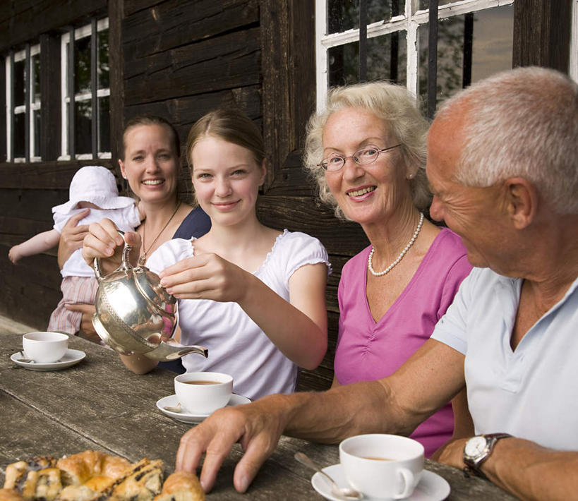 点心,面包,西方人,婴儿,儿童,家庭,夫妻,母亲,父亲,女儿,家,坐,抱,笑,微笑,露齿笑,横图,室外,白天,正面,爱情,纯洁,窗户,落地窗,桌面,桌子,杯子,餐具,帽子,欧洲,欧洲人,五个人,握,服装,时间,木制,瓷器,碟子,壶,盘,时钟,手表,房屋,屋子,公寓,食品,面点,咖啡杯,陶瓷制品,许多人,浪漫,拿,计时,拿着,扭头,注视,休闲装,洋房,楼房,玻璃窗,住宅,水壶,食物,糕点,小孩,衣服,盘子,茶壶,木制品,容器,遮阳帽,碟,钟表,观察,看,转头,一群人,休闲,温暖,温馨,父女,母女,一家人,休闲服,表,恩爱,父爱,可爱,母爱,握着,恋人,服饰,活泼,抱着,观看,腕表,和睦,察看,搂着,关注,宝宝,瓷杯,纯真,烂漫,无邪,伶俐,天真,老年男性,老年女性,女人,女性,中年女性,白种人,孩子,夫妇,情侣,钟,搂,搂抱,坐着,半身,彩图,房子,伴侣,融洽