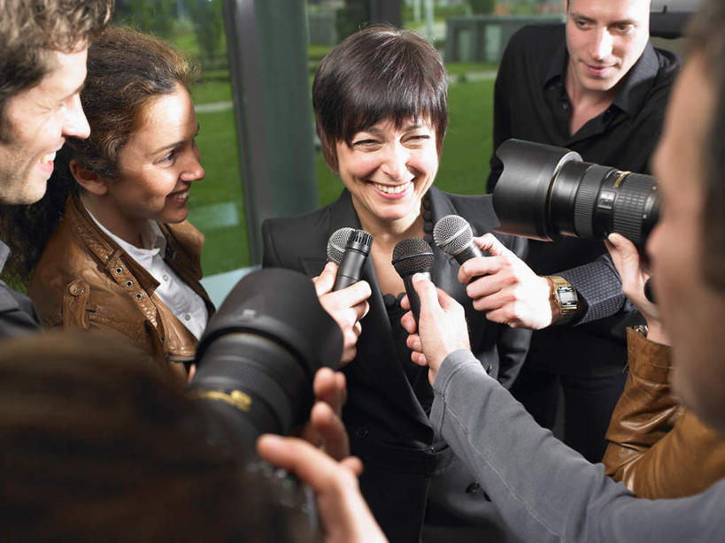 西方人,伙伴,朋友,商务人士,商务女性,办公室,站,笑,微笑,露齿笑,横图,室内,白天,正面,友谊,合作,团队,草地,草坪,植物,窗户,相机,欧洲,欧洲人,握,套装,许多人,拿,拿着,注视,玻璃窗,草,树,树木,拍照,绿色,自然,话筒,数码相机,观察,看,站着,一群人,单反,战略,握着,摄影,生长,成长,观看,单反相机,察看,麦克风,关注,扩音器,商务装,传声器,工薪阶层,采访,联合,合谋,微音器,配合,协作,男人,男性,年轻女性,女人,女性,中年男性,中年女性,白种人,白领,上班族,照相机,站立,半身,彩图,照相