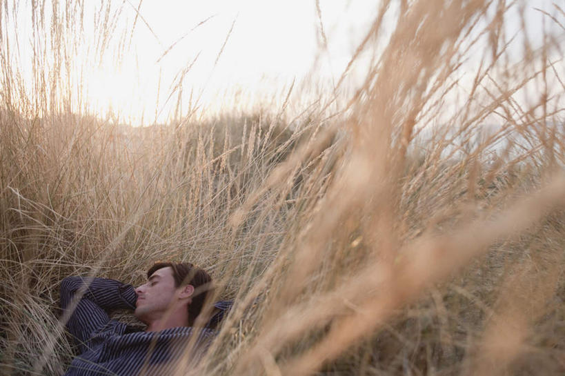 西方人,一个人,躺,闭眼,睡,横图,俯视,室外,白天,衬衫,沙滩,植物,欧洲,欧洲人,仅一个男性,仅一个人,枯萎,朦胧,模糊,沙子,海岸,枯草,沙地,草,仅一个年轻男性,黄色,天空,天,手抱头,卧着,男人,男性,年轻男性,白种人,海滩,闭眼睛,闭着眼,闭着眼睛,困,困觉,寝息,睡觉,躺着,卧,半身,彩图,高角度拍摄,衬衣