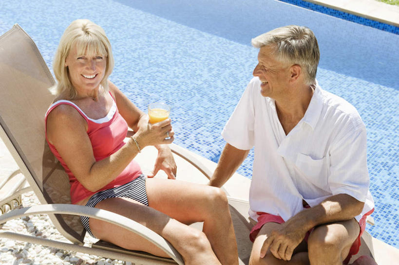 果汁,西方人,中年人,两个人,家庭,夫妻,游泳池,坐,笑,微笑,露齿笑,横图,俯视,室外,白天,T恤衫,爱情,水,杯子,椅子,吊带,欧洲,欧洲人,握,阴影,波纹,服装,光线,影子,木椅,躺椅,水池,水面,地面,涟漪,饮品,浪漫,拿,T恤,拿着,注视,吊带衫,休闲装,光脚,泳池,玻璃制品,饮料,衣服,粉色,蓝色,白色,倒影,水纹,阳光,水杯,波浪,观察,看,休闲,温暖,温馨,一家人,赤脚,休闲服,恩爱,握着,恋人,服饰,观看,波光粼粼,和睦,察看,倒映,关注,可口,水晕,反照,适口,男人,男性,女人,女性,中年男性,中年女性,白种人,夫妇,情侣,玻璃杯,坐着,半身,彩图,高角度拍摄,伴侣,融洽