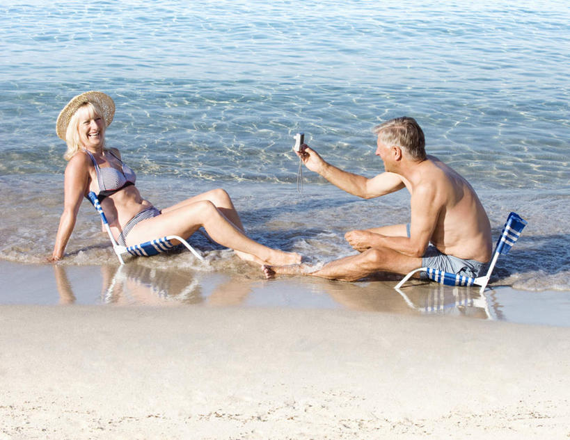 西方人,两个人,夫妻,坐,笑,微笑,露齿笑,横图,俯视,室外,白天,泳装,比基尼,爱情,海浪,海洋,沙滩,帽子,相机,椅子,欧洲,欧洲人,撑,握,阴影,泳裤,光线,沙子,影子,海岸,浪花,沙地,浪漫,拿,拿着,注视,拍照,蓝色,阳光,海水,数码相机,遮阳帽,观察,看,恩爱,握着,恋人,摄影,观看,察看,撑着,关注,海景,老年男性,老年女性,男人,男性,女人,女性,白种人,夫妇,情侣,照相机,大海,风浪,海,海水的波动,海滩,近岸浪,涌浪,坐着,彩图,高角度拍摄,全身,三点式,泳衣,照相,伴侣