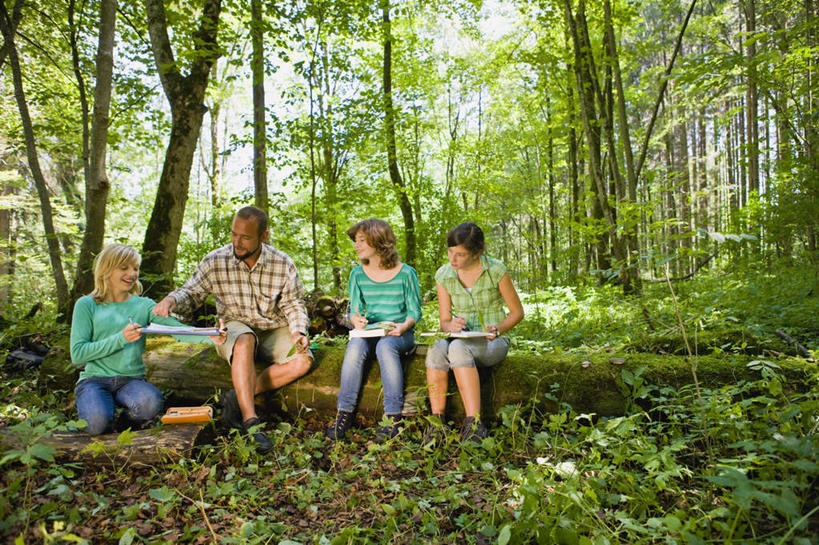 西方人,儿童,四个人,伙伴,朋友,教师,坐,说,横图,室外,白天,正面,衬衫,旅游,讨论,探险,友谊,草地,草坪,植物,欧洲,欧洲人,一排,阴影,服装,整齐,光线,包,方格,格子,影子,旅行包,注视,休闲装,刺激,草,树,树木,排列,小孩,衣服,绿色,阳光,自然,背包,观察,看,享受,休闲,同学,休闲服,服饰,生长,成长,观看,察看,校友,队列,关注,惊险,户外运动,考察,同窗,学友,旅游包,交流,冒险,友情,男孩,男人,男性,女孩,女人,女性,中年男性,白种人,讲师,教授,老师,沟通,讲话,交谈,商讨,说话,谈话,坐着,彩图,全身,衬衣,双肩包,男生,女生
