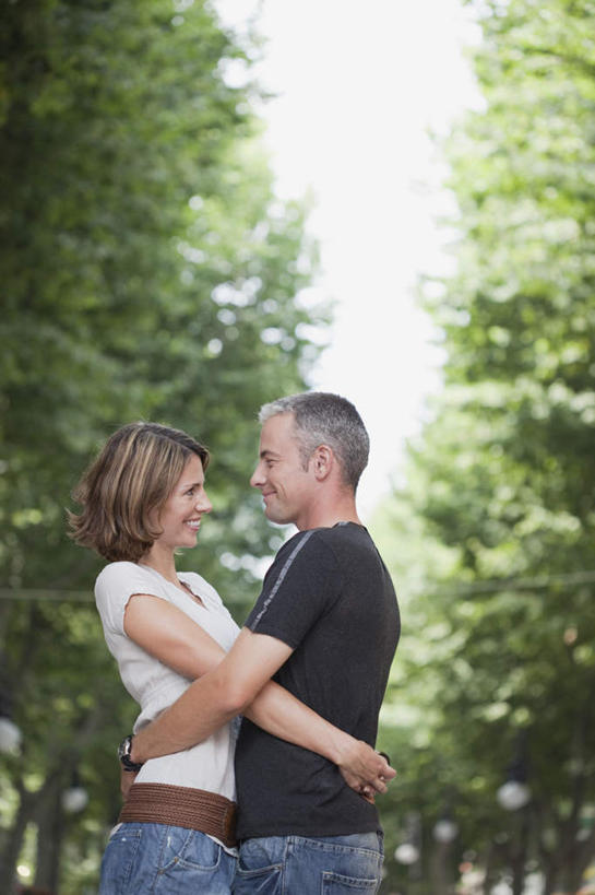 西方人,中年人,两个人,家庭,夫妻,公园,站,抱,笑,微笑,露齿笑,竖图,室外,白天,侧面,T恤衫,爱情,树林,植物,欧洲,欧洲人,阴影,服装,裤子,朦胧,模糊,光线,影子,浪漫,T恤,注视,牛仔裤,休闲装,相视,树,树木,衣服,绿色,阳光,自然,观察,看,站着,休闲,温暖,温馨,一家人,面对面,休闲服,恩爱,恋人,服饰,生长,成长,抱着,观看,对视,和睦,察看,互视,搂着,关注,相对,相看,男人,男性,女人,女性,中年男性,中年女性,白种人,夫妇,情侣,搂,搂抱,站立,半身,彩图,伴侣,融洽