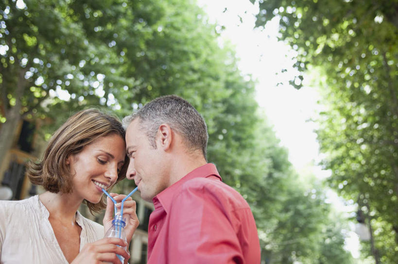 西方人,中年人,两个人,家庭,夫妻,公园,站,笑,微笑,横图,室外,白天,仰视,衬衫,爱情,树林,植物,杯子,欧洲,欧洲人,喝,握,阴影,服装,光线,影子,塑料,浪漫,拿,拿着,注视,休闲装,相视,玻璃制品,树,树木,衣服,红色,绿色,阳光,自然,水杯,塑料制品,吸管,观察,看,站着,休闲,温暖,温馨,一家人,面对面,休闲服,恩爱,握着,恋人,服饰,生长,成长,观看,对视,和睦,察看,空心,互视,关注,相对,相看,饮管,男人,男性,女人,女性,中年男性,中年女性,白种人,夫妇,情侣,玻璃杯,站立,半身,彩图,低角度拍摄,衬衣,伴侣,融洽,圆柱状