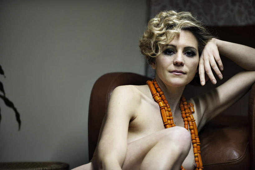 西方人,一个人,客厅,坐,笑,微笑,横图,室内,白天,正面,性感,植物,沙发,项链,欧洲,欧洲人,仅一个女性,仅一个人,撑,盆栽,墙,盆景,托腮,注视,裸露,墙壁,墙面,装饰品,绿色,自然,饰品,首饰,观察,看,托,仅一个中年女性,金色,诱惑,生长,成长,观看,察看,起居室,关注,托下巴,裸,火辣,客堂,女人,女性,中年女性,白种人,卷发,坐着,半身,彩图,皮沙发