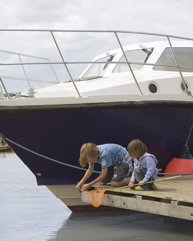 西方人,儿童,两个人,家庭,兄弟,姐妹,栏杆,蹲,竖图,室外,白天,正面,纯洁,海浪,海洋,窗户,轮船,船,欧洲,欧洲人,一艘,停靠,握,阴影,服装,光线,纺织物,影子,浪花,云,云朵,围栏,拿,云彩,拿着,休闲装,护栏,玻璃窗,小孩,衣服,蓝色,白云,倒影,蓝天,天空,阳光,海水,毛巾,交通工具,天,清洁,休闲,温暖,温馨,一家人,休闲服,橙色,可爱,童年,童趣,握着,服饰,晴朗,保暖,甲板,和睦,倒映,停泊,载具,海景,童真,透气,烂漫,无邪,防水,储水,反照,耐磨,吸水,天真,男孩,男人,男性,女孩,女人,女性,白种人,大海,风浪,海,海水的波动,近岸浪,涌浪,晴空,蹲着,清洗,洗涤,彩图,全身,融洽,男生,女生