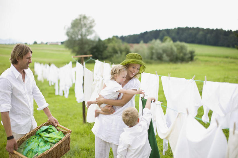 西方人,婴儿,儿童,中年人,背部,四个人,家庭,夫妻,母亲,父亲,儿子,站,抱,笑,搬运,微笑,露齿笑,横图,室外,白天,正面,衬衫,婴儿服装,爱情,纯洁,草地,草坪,植物,帽子,欧洲,欧洲人,一排,许多,吊挂,晾晒,握,悬挂,阴影,服装,整齐,光线,木制,影子,床单,浪漫,挂,拿,拿着,注视,休闲装,草,树,树木,排列,小孩,衣服,绿色,白色,阳光,自然,夹子,晾衣绳,木制品,绳子,遮阳帽,观察,看,站着,休闲,温暖,温馨,父子,母子,一家人,休闲服,恩爱,父爱,可爱,母爱,童年,童趣,握着,恋人,服饰,生长,成长,抱着,观看,和睦,察看,被单,搂着,衣着,穿着,队列,关注,宝宝,童真,衣夹,烂漫,无邪,衣饰,脏衣篮,脏衣篓,天真,男孩,男人,男性,女人,女性,中年男性,中年女性,白种人,孩子,夫妇,情侣,搬,搂,站立,半身,彩图,衬衣,婴儿服,伴侣,融洽,男生
