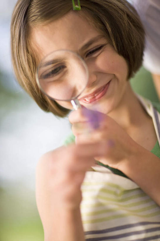 西方人,儿童,一个人,站,笑,微笑,竖图,室外,白天,正面,纯洁,草地,草坪,植物,欧洲,欧洲人,仅一个女性,仅一个人,握,阴影,服装,朦胧,模糊,盛开,光线,影子,拿,花蕾,拿着,注视,休闲装,草,花,花瓣,花朵,鲜花,树,树木,一朵,小孩,衣服,绿色,紫色,阳光,自然,花苞,花蕊,观察,看,站着,仅一个小孩,休闲,休闲服,可爱,童年,童趣,握着,服饰,生长,成长,观看,察看,关注,童真,烂漫,无邪,天真,女孩,女人,女性,白种人,孩子,站立,半身,彩图,女生