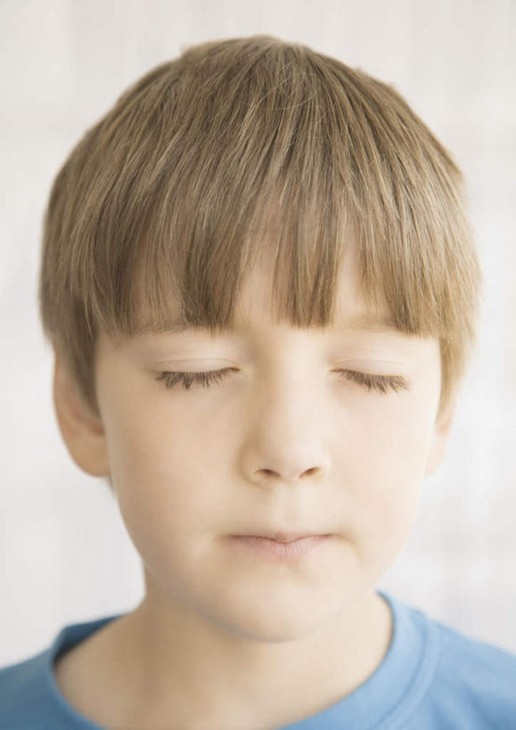 西方人,儿童,脸,头,脸颊,一个人,站,闭眼,竖图,室内,特写,白天,白色背景,正面,T恤衫,纯洁,欧洲,欧洲人,仅一个男性,仅一个人,服装,墙,棕色,T恤,休闲装,墙壁,墙面,小孩,衣服,蓝色,站着,仅一个小孩,休闲,休闲服,可爱,童年,童趣,摄影,服饰,影棚,童真,烂漫,无邪,天真,男孩,男人,男性,白种人,孩子,头部,脸部,脸蛋,面部,闭眼睛,闭着眼,闭着眼睛,站立,半身,彩图,影棚拍摄,拍摄,短发,男生