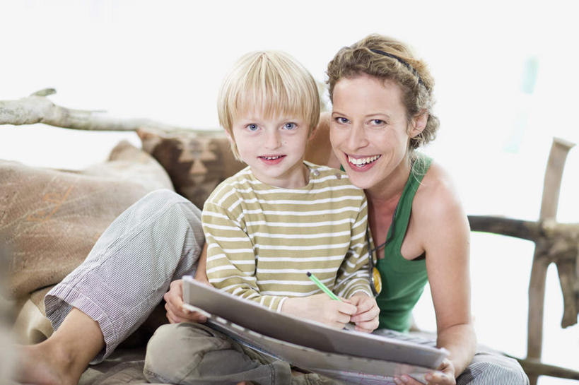 西方人,儿童,中年人,两个人,家庭,母亲,儿子,坐,抱,笑,微笑,露齿笑,横图,室外,白天,正面,纯洁,植物,沙发,书籍,欧洲,欧洲人,一本,阴影,条纹,服装,光线,影子,枝条,注视,休闲装,树,树木,树枝,小孩,衣服,绿色,天空,阳光,天,打开,观察,看,休闲,温暖,温馨,母子,一家人,休闲服,可爱,母爱,童年,童趣,服饰,抱着,观看,和睦,察看,搂着,开启,关注,布艺沙发,童真,烂漫,无邪,虬枝,枝杈,天真,男孩,女人,女性,中年女性,白种人,孩子,书,图书,搂,搂抱,坐着,半身,彩图,融洽,男生