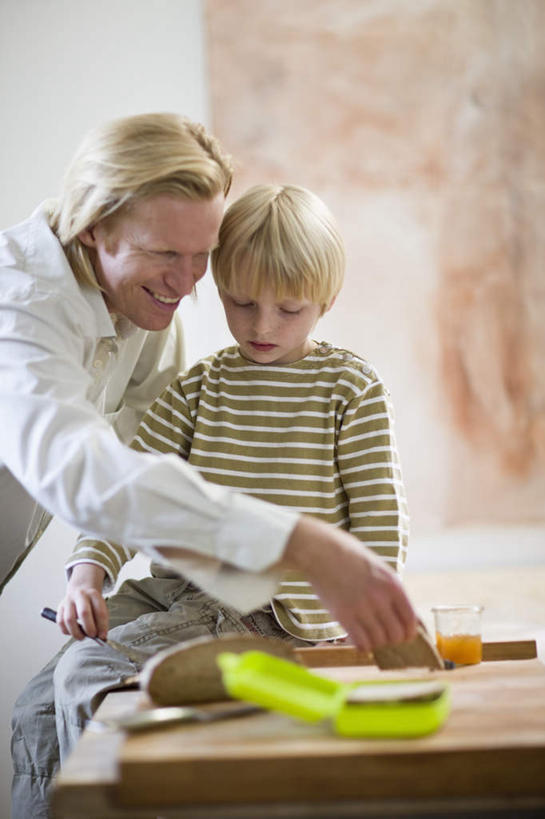 西方人,儿童,中年人,两个人,家庭,父亲,儿子,站,坐,笑,微笑,露齿笑,竖图,室外,白天,正面,衬衫,纯洁,厨房,桌面,桌子,欧洲,欧洲人,握,条纹,服装,墙,案板,拿,拿着,注视,休闲装,墙壁,墙面,砧板,小孩,衣服,观察,看,站着,休闲,温暖,温馨,父子,一家人,休闲服,父爱,可爱,童年,童趣,握着,服饰,观看,和睦,察看,关注,童真,烂漫,无邪,天真,男孩,男人,男性,中年男性,白种人,孩子,站立,坐着,半身,彩图,衬衣,灶间,厨房料理台,融洽,男生,料理台