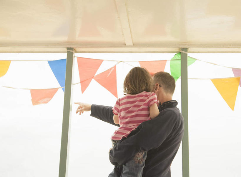 西方人,儿童,中年人,两个人,家庭,父亲,女儿,站,抱,横图,室外,白天,纯洁,窗户,旗帜,欧洲,欧洲人,许多,吊挂,悬挂,指,条纹,服装,墙,挂,休闲装,方向,旗子,玻璃窗,墙壁,墙面,小孩,背面,衣服,粉色,黄色,蓝色,白色,手势,站着,休闲,温暖,温馨,父女,一家人,休闲服,橙色,父爱,可爱,童年,童趣,服饰,抱着,和睦,搂着,指向,食指,童真,烂漫,无邪,旌旗,旗号,天真,男人,男性,女孩,中年男性,白种人,孩子,搂,搂抱,站立,半身,彩图,融洽,女生