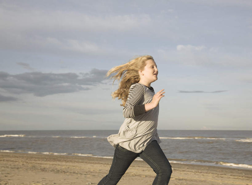 西方人,儿童,一个人,笑,微笑,露齿笑,横图,室外,白天,侧面,纯洁,海浪,海洋,沙滩,欧洲,欧洲人,仅一个女性,仅一个人,奔驰,阴影,服装,光线,沙子,影子,海岸,浪花,水平线,云,云朵,辽阔,棕色,海平线,沙地,云彩,注视,休闲装,小孩,衣服,蓝色,白云,蓝天,天空,阳光,海水,天,奔跑,观察,看,仅一个小孩,休闲,广阔,休闲服,可爱,童年,童趣,服饰,晴朗,观看,一望无际,察看,关注,海景,童真,烂漫,无邪,无边无际,一马平川,天真,女孩,女人,女性,白种人,孩子,长发,卷发,大海,风浪,海,海水的波动,海滩,近岸浪,涌浪,晴空,半身,彩图,水天相接,水天一线,女生