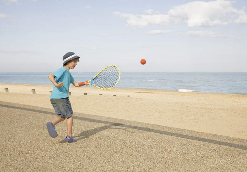 西方人,儿童,一个人,站,横图,室外,白天,正面,T恤衫,锻炼,纯洁,运动,网球,海浪,海洋,沙滩,帽子,欧洲,欧洲人,仅一个男性,仅一个人,握,阴影,服装,光线,击球,沙子,网球拍,影子,海岸,浪花,水平线,云,云朵,辽阔,球拍,网球装备,海平线,沙地,拿,T恤,云彩,拿着,休闲装,运动器械,小孩,衣服,蓝色,白云,蓝天,天空,阳光,海水,遮阳帽,天,站着,仅一个小孩,休闲,广阔,休闲服,健身器械,可爱,童年,童趣,握着,服饰,晴朗,一望无际,健身器材,海景,童真,烂漫,无邪,无边无际,一马平川,体育,天真,网球运动,男孩,男人,男性,白种人,孩子,大海,风浪,海,海水的波动,海滩,近岸浪,涌浪,晴空,站立,彩图,全身,健身,水天相接,水天一线,运动器材,男生