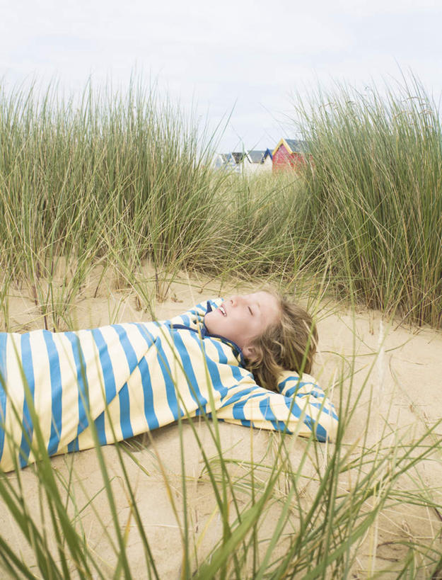 西方人,儿童,一个人,躺,闭眼,睡,竖图,室外,白天,侧面,纯洁,草地,草坪,沙滩,植物,欧洲,欧洲人,仅一个男性,仅一个人,阴影,条纹,服装,光线,沙子,影子,海岸,沙地,休闲装,草,小孩,衣服,绿色,天空,阳光,天,仅一个小孩,休闲,休闲服,可爱,童年,童趣,服饰,双手抱头,童真,烂漫,无邪,卧着,天真,男孩,男人,男性,白种人,孩子,海滩,闭眼睛,闭着眼,闭着眼睛,困,困觉,寝息,睡觉,躺着,卧,半身,彩图,男生