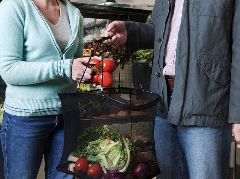 西方人,中年人,两个人,家庭,夫妻,商店,站,横图,室内,白天,正面,爱情,购物,消费,超市,蔬菜,西红柿,欧洲,欧洲人,许多,握,服装,新鲜,花菜,花椰菜,菌菇,西兰花,香菇,食品,浪漫,拿,菌类,拿着,休闲装,货架,架子,食物,排列,衣服,蓝色,站着,休闲,温暖,温馨,一家人,休闲服,连帽衫,食用菌,恩爱,握着,金融,恋人,百货,服饰,有机食品,绿色食品,椰菜花,和睦,队列,陈列架,帽衫,选购,贸易,百货公司,血拼,超市货架,甘蓝花,男人,男性,女人,女性,中年男性,中年女性,白种人,夫妇,情侣,超级市场,大卖场,番茄,站立,半身,彩图,购物商场,购物中心,商业中心,伴侣,融洽