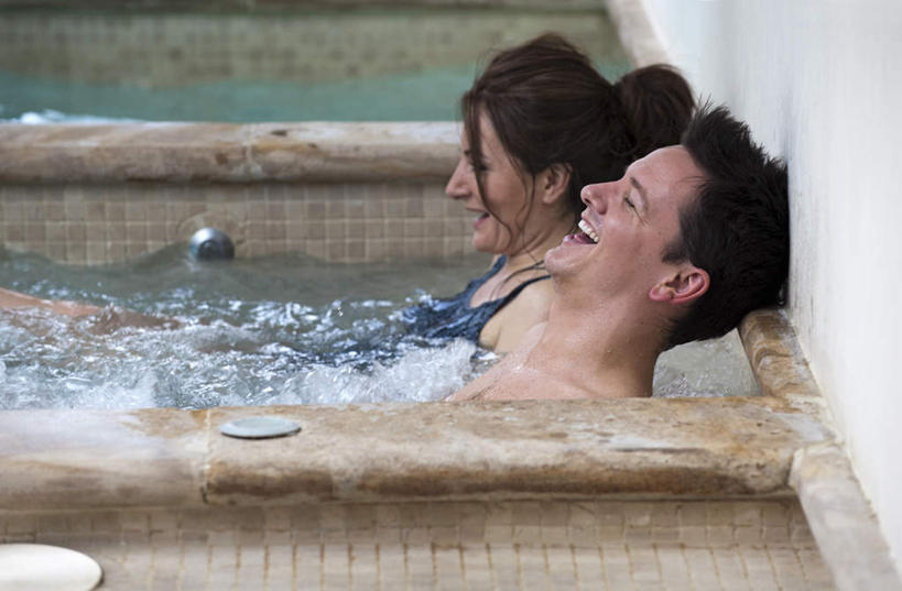 西方人,两个人,夫妻,游泳池,坐,笑,微笑,露齿笑,横图,室内,白天,侧面,泳装,比基尼,爱情,水,欧洲,欧洲人,飞溅,溅,液体,墙,水池,水滴,水面,浪漫,注视,泳池,裸露,墙壁,墙面,水珠,观察,看,靠,靠着,恩爱,恋人,观看,察看,关注,喷洒,裸,男人,男性,年轻男性,女人,女性,中年女性,白种人,夫妇,情侣,坐着,半身,彩图,三点式,泳衣,伴侣