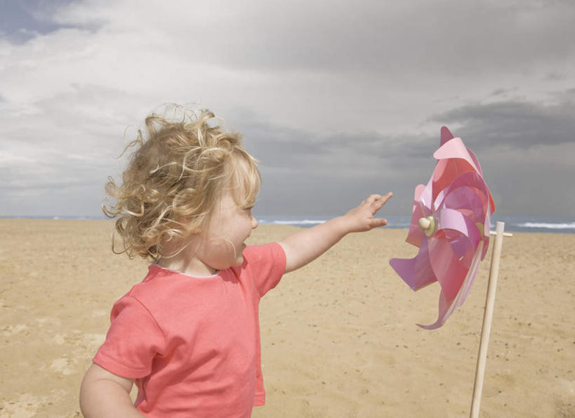 西方人,儿童,一个人,站,笑,微笑,露齿笑,横图,室外,白天,侧面,T恤衫,快乐,自由,幸福,纯洁,海浪,海洋,沙滩,风车,玩具,欧洲,欧洲人,仅一个女性,仅一个人,握,阴影,服装,光线,沙子,影子,海岸,浪花,云,云朵,沙地,拿,T恤,云彩,拿着,注视,休闲装,娱乐,一个,小孩,衣服,粉色,蓝色,白云,蓝天,天空,阳光,海水,天,观察,看,站着,仅一个小孩,休闲,喜庆,休闲服,金色,活力,可爱,童年,童趣,伸直,握着,服饰,晴朗,单个,观看,希望,吉祥,察看,伸出,象征,关注,和平,梦想,海景,童真,烂漫,无邪,忠诚,进取,灵动,勇敢,勤奋,天真,团结,幸运,女孩,女人,女性,白种人,孩子,卷发,大海,风浪,海,海水的波动,海滩,近岸浪,涌浪,晴空,站立,半身,彩图,女生