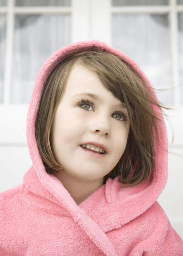 西方人,儿童,脸,头,脸颊,一个人,站,笑,微笑,竖图,室内,特写,白天,正面,纯洁,窗户,欧洲,欧洲人,仅一个女性,仅一个人,服装,棕色,注视,休闲装,肩膀,玻璃窗,小孩,衣服,粉色,观察,看,站着,仅一个小孩,休闲,休闲服,连帽衫,可爱,童年,童趣,服饰,观看,察看,关注,帽衫,童真,烂漫,无邪,天真,女孩,女人,女性,白种人,孩子,头部,脸部,脸蛋,面部,站立,半身,彩图,短发,女生