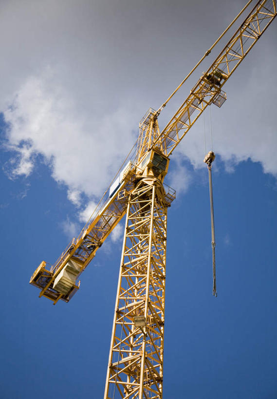 无人,竖图,室外,白天,仰视,度假,技术,美景,城市风光,城市,建筑,阴影,光线,影子,景观,云,云朵,云彩,娱乐,设备,吊车,施工,蓝色,白云,蓝天,天空,阳光,建筑工地,交通工具,天,享受,休闲,机械,起重机,景色,放松,晴朗,工程,载具,地盘,建筑地盘,施工地盘,工作车,施工车,汽车吊,晴空,彩图,低角度拍摄,工地