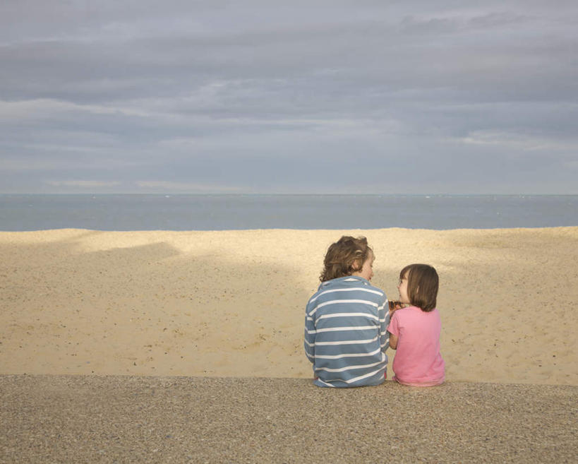 西方人,儿童,两个人,家庭,兄弟,姐妹,坐,笑,微笑,露齿笑,横图,室外,白天,纯洁,海浪,海洋,沙滩,欧洲,欧洲人,阴影,条纹,服装,光线,沙子,影子,海岸,浪花,水平线,云,云朵,辽阔,海平线,沙地,云彩,注视,休闲装,小孩,背面,衣服,粉色,蓝色,白云,蓝天,天空,阳光,海水,天,观察,看,休闲,广阔,温暖,温馨,一家人,休闲服,可爱,童年,童趣,服饰,晴朗,观看,一望无际,和睦,察看,关注,海景,童真,烂漫,无邪,无边无际,一马平川,天真,男孩,男人,男性,女孩,女人,女性,白种人,大海,风浪,海,海水的波动,海滩,近岸浪,涌浪,晴空,坐着,半身,彩图,融洽,水天相接,水天一线,男生,女生