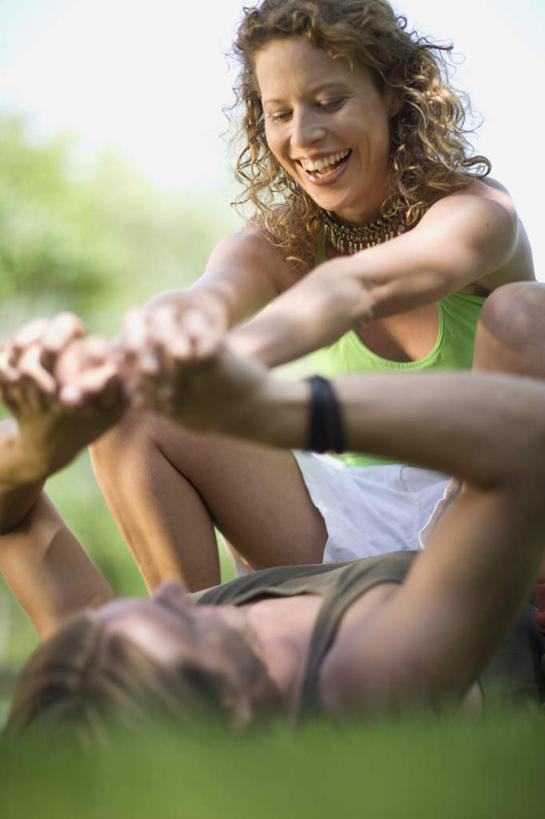 西方人,中年人,头发,两个人,家庭,夫妻,躺,笑,微笑,露齿笑,竖图,室外,白天,仰视,爱情,草地,草坪,植物,欧洲,欧洲人,阴影,服装,朦胧,模糊,光线,背心,影子,棕色,浪漫,注视,草,树,树木,衣服,绿色,阳光,自然,观察,看,趴着,温暖,温馨,一家人,恩爱,恋人,服饰,生长,成长,观看,和睦,察看,衣着,穿着,关注,衣饰,卧着,男人,男性,女人,女性,中年男性,中年女性,白种人,夫妇,情侣,趴,躺着,卧,半身,彩图,低角度拍摄,伴侣,融洽