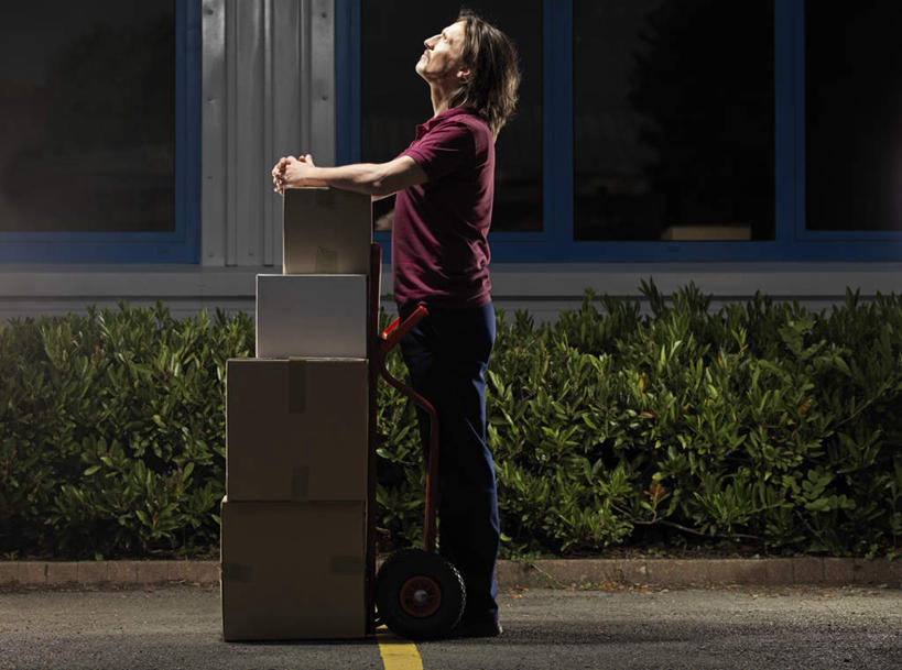 西方人,一个人,站,横图,室外,夜晚,侧面,T恤衫,植物,窗户,欧洲,欧洲人,仅一个男性,仅一个人,仅一个中年男性,一堆,许多,堆叠,堆积,服装,环保,包装,推车,纸箱,防护,T恤,注视,休闲装,玻璃窗,树,树木,衣服,绿色,自然,容器,箱子,扶,观察,看,站着,快递员,休闲,休闲服,服饰,生长,成长,观看,堆,察看,扶着,关注,美好,美妙,纸板箱,间隔,快递,速递,包装箱,美观,雅观,绿篱,生篱,树篱,植篱,男人,男性,中年男性,白种人,站立,彩图,全身