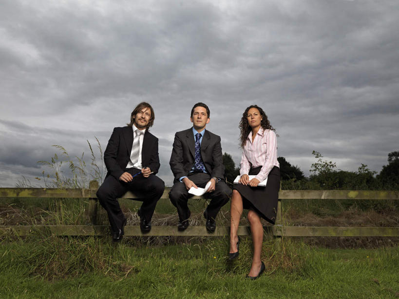 西方人,三个人,伙伴,朋友,商务人士,商务男性,商务女性,栏杆,坐,笑,微笑,横图,室外,白天,正面,衬衫,友谊,合作,团队,草地,草坪,植物,欧洲,欧洲人,一排,套装,整齐,材料,档案,文件,栅栏,纸,篱笆,乌云,云,阴天,云朵,围栏,云彩,注视,护栏,草,树,树木,排列,绿色,天空,自然,手稿,资料,天,观察,看,战略,生长,成长,观看,证明,察看,昏暗,阴沉,队列,关注,文档,商务装,工薪阶层,联合,合谋,配合,协作,男人,男性,年轻女性,女人,女性,中年男性,白种人,白领,上班族,坐着,彩图,全身,衬衣