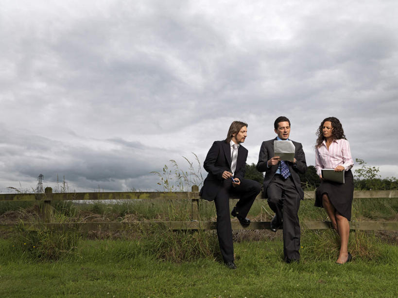 西方人,三个人,伙伴,朋友,商务人士,商务男性,商务女性,栏杆,坐,笑,说,微笑,横图,室外,白天,正面,衬衫,讨论,友谊,合作,团队,草地,草坪,植物,欧洲,欧洲人,一排,套装,整齐,材料,档案,文件,栅栏,纸,篱笆,乌云,云,阴天,云朵,围栏,云彩,注视,护栏,草,树,树木,排列,绿色,天空,自然,手稿,资料,天,观察,看,战略,生长,成长,观看,证明,察看,昏暗,阴沉,队列,关注,文档,商务装,工薪阶层,联合,合谋,交流,配合,协作,男人,男性,年轻女性,女人,女性,中年男性,白种人,白领,上班族,沟通,讲话,交谈,商讨,说话,谈话,坐着,彩图,全身,衬衣