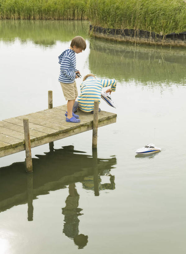 西方人,儿童,一个人,码头,站,坐,竖图,俯视,室外,白天,游戏,纯洁,草地,草坪,湖,湖泊,水,植物,港口,轮船,船,欧洲,欧洲人,仅一个男性,仅一个人,握,服装,木板,柱子,湖面,水流,水面,桥,木桥,拿,玩,拿着,注视,休闲装,娱乐,栈桥,草,小孩,衣服,绿色,倒影,模型,遥控器,交通工具,湖水,观察,看,站着,仅一个小孩,休闲,休闲服,可爱,童年,童趣,握着,服饰,观看,活动,人行桥,木板桥,察看,倒映,遥控,发泄,关注,消遣,智力,载具,缆绳,童真,烂漫,无邪,系船柱,缆绳桩,缆绳柱,系缆桩,宣泄,反照,天真,男孩,男人,男性,白种人,孩子,玩耍,嬉戏,站立,坐着,彩图,高角度拍摄,全身,摆渡口,埠头,渡口,渡头,港湾,海港,货运码头,口岸,商港,男生