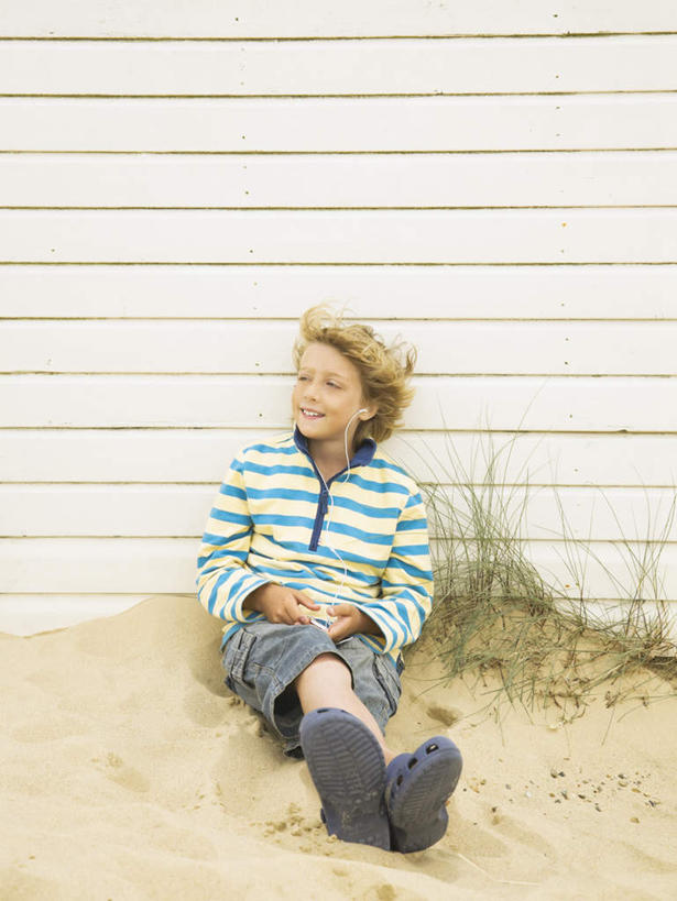 西方人,儿童,一个人,坐,笑,微笑,露齿笑,竖图,室外,白天,正面,陶醉,快乐,纯洁,植物,欧洲,欧洲人,仅一个男性,仅一个人,阴影,条纹,服装,枯萎,光线,影子,墙,枯草,音乐,音乐播放器,注视,休闲装,墙壁,墙面,草,小孩,衣服,黄色,天空,阳光,随身听,天,观察,看,仅一个小孩,享受,休闲,休闲服,可爱,童年,童趣,服饰,观看,察看,关注,MP3播放器,童真,烂漫,无邪,天真,男孩,男人,男性,白种人,孩子,坐着,彩图,全身,播放器,男生,沉醉