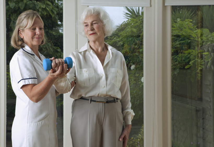 西方人,两个人,病人,护士,站,笑,微笑,横图,室内,白天,正面,工作服,制服,锻炼,运动,植物,窗户,落地窗,哑铃,欧洲,欧洲人,握,服装,拿,拿着,注视,休闲装,运动器械,玻璃窗,树,树木,衣服,蓝色,绿色,自然,观察,看,站着,休闲,休闲服,健身器械,握着,服饰,生长,成长,观看,察看,白衣天使,关注,病患,健身器材,工作制服,疗养院,体育,老年女性,女人,女性,中年女性,白种人,患者,就医者,站立,半身,彩图,工作套服,健身,运动器材