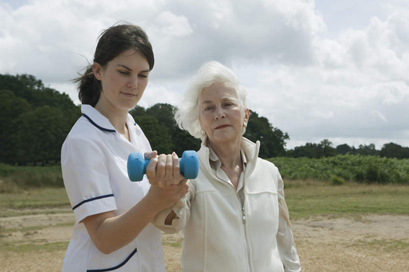 西方人,两个人,病人,护士,站,横图,室外,白天,正面,工作服,制服,锻炼,运动,草地,草坪,植物,哑铃,欧洲,欧洲人,握,阴影,服装,光线,影子,云,云朵,拿,云彩,拿着,注视,休闲装,运动器械,草,树,树木,一个,衣服,蓝色,绿色,白云,蓝天,天空,阳光,自然,天,观察,看,站着,休闲,休闲服,健身器械,握着,服饰,生长,晴朗,单个,成长,观看,察看,白衣天使,关注,病患,健身器材,工作制服,体育,老年女性,年轻女性,女人,女性,白种人,患者,就医者,晴空,站立,半身,彩图,工作套服,健身,运动器材