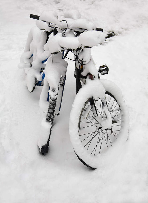 无人,竖图,俯视,室外,白天,雪,大雪,道路,路,公路,自行车,两辆,停靠,积雪,雪景,冬季,冬天,交通,车,脚踏车,交通工具,寒冷,载具,抛锚,严寒,马路,彩图,高角度拍摄