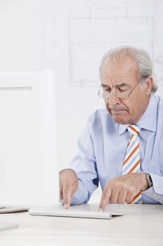 西方人,一个人,商务人士,商务男性,办公室,坐,竖图,室内,白天,正面,衬衫,电脑,显示器,鼠标,键盘,桌面,桌子,欧洲,欧洲人,仅一个男性,仅一个人,敲打,套装,网络,材料,档案,文件,眼镜,纸,办公桌,墙,领带,注视,输入,输入设备,通讯设备,墙壁,墙面,手稿,资料,打字,观察,看,仅一个老年男性,台式电脑,观看,老花镜,点击,敲击,证明,察看,象征,庄重,关注,文档,通信设备,商务装,身份,工薪阶层,输出设备,正式,地位,远视眼镜,按键,老年男性,男人,男性,白种人,白领,上班族,坐着,半身,彩图,衬衣