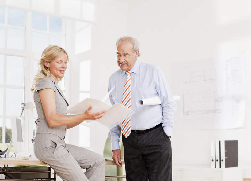 西方人,两个人,伙伴,朋友,商务人士,商务男性,商务女性,办公室,会议室,站,坐,笑,微笑,横图,室内,白天,正面,衬衫,友谊,合作,团队,窗户,台灯,桌子,椅子,照明,欧洲,欧洲人,握,套装,笔,图纸,办公桌,墙,灯光,办公用品,设计图,拿,拿着,注视,玻璃窗,墙壁,墙面,灯,文具,会议椅,学习用品,灯具,观察,看,站着,战略,握着,观看,办公椅,文具用品,照亮,察看,双手插袋,照明设备,关注,商务装,手插袋,工程图,草图,蓝图,工薪阶层,双手抄兜,双手放兜,联合,合谋,商务椅,培训椅,配合,协作,老年男性,年轻女性,女人,女性,白种人,白领,上班族,设计,插兜,两手抄兜,两手放兜,手插兜,手放口袋,站立,坐着,半身,彩图,衬衣,手抄兜