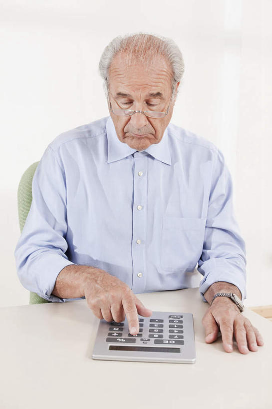 西方人,一个人,商务人士,商务男性,办公室,坐,竖图,室内,白天,正面,衬衫,计算器,桌面,桌子,椅子,欧洲,欧洲人,仅一个男性,仅一个人,套装,时间,计算,科学,时钟,手表,眼镜,办公桌,墙,办公用品,计时,注视,墙壁,墙面,会议椅,钟表,观察,看,仅一个老年男性,表,理财,财务,观看,老花镜,办公椅,腕表,察看,操作,关注,数学,商务装,工薪阶层,商务椅,培训椅,远视眼镜,按键,老年男性,男人,男性,白种人,白领,上班族,钟,坐着,半身,彩图,衬衣