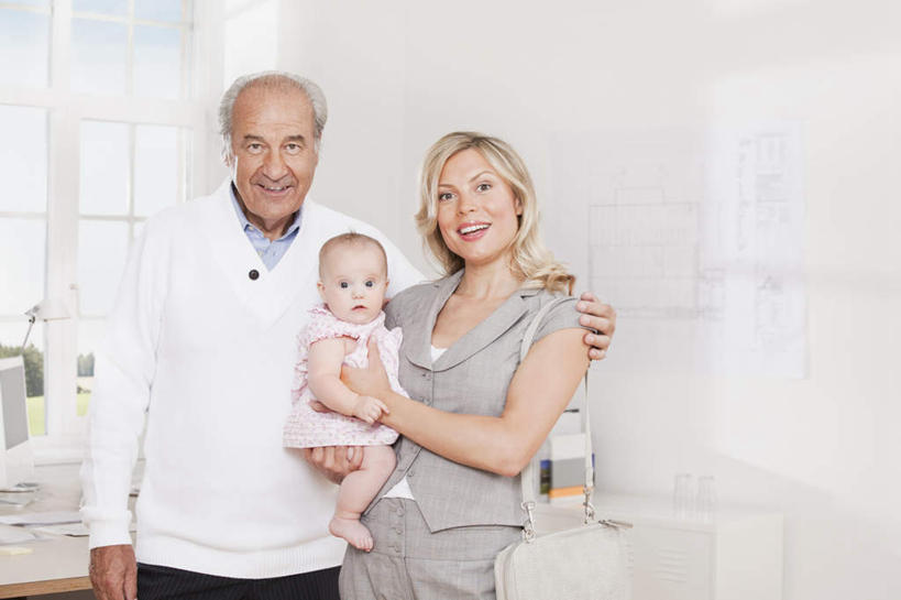 西方人,婴儿,儿童,老年人,三个人,母亲,儿子,祖父,三代同堂,商务人士,商务女性,医院,站,抱,笑,微笑,露齿笑,横图,室内,白天,正面,婴儿服装,纯洁,床,欧洲,欧洲人,套装,服装,墙,床单,注视,休闲装,被子,祖孙三代,墙壁,墙面,小孩,衣服,灰色,病床,观察,看,站着,休闲,温暖,温馨,母子,休闲服,可爱,母爱,童年,童趣,服饰,爷爷,抱着,观看,祖孙,和睦,察看,被单,搂着,病房,关注,宝宝,商务装,工薪阶层,童真,烂漫,无邪,医疗机构,外祖父,外孙子,天真,老年男性,男人,男性,年轻女性,女人,女性,白种人,孩子,年轻人,全家福,孙子,白领,上班族,搂,搂抱,站立,半身,彩图,婴儿服,病院,诊所,护理床,医疗床,融洽,多代同堂,妈妈