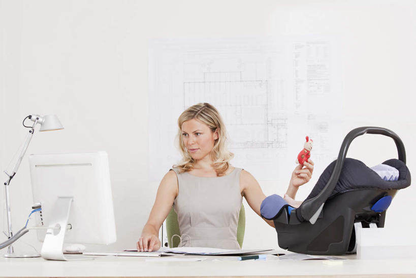 西方人,婴儿,儿童,两个人,家庭,母亲,商务人士,商务女性,办公室,坐,笑,微笑,横图,室内,白天,正面,游戏,纯洁,电脑,显示器,鼠标,键盘,台灯,桌面,桌子,玩具,椅子,照明,欧洲,欧洲人,敲打,套装,网络,材料,档案,篮子,图纸,文件,纸,办公桌,墙,灯光,设计图,玩,注视,娱乐,输入,输入设备,通讯设备,墙壁,墙面,灯,小孩,会议椅,手稿,资料,灯具,打字,观察,看,休闲,温暖,温馨,一家人,台式电脑,可爱,母爱,童年,童趣,益智,活泼,观看,活动,点击,敲击,办公椅,证明,照亮,和睦,察看,便利,照明设备,存放,发泄,关注,消遣,智力,载具,宝宝,文档,通信设备,商务装,工程图,草图,蓝图,工薪阶层,童真,输出设备,纯真,烂漫,无邪,快捷,宣泄,商务椅,培训椅,方便,母婴,寄存,寄放,暂存,伶俐,天真,按键,年轻女性,女人,女性,白种人,孩子,年轻人,白领,上班族,设计,玩耍,嬉戏,坐着,半身,彩图,婴儿篮,融洽