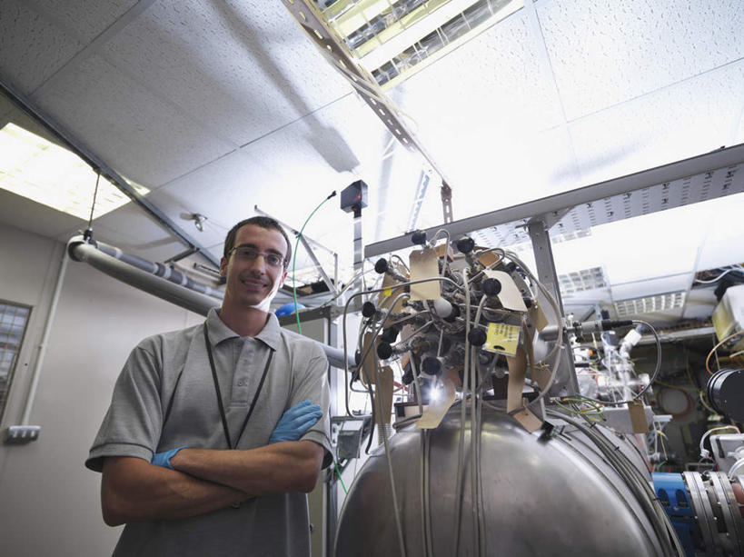 西方人,一个人,科学家,站,笑,双手交叉,微笑,露齿笑,横图,室内,白天,仰视,工作服,制服,安全,机器,摆设,欧洲,欧洲人,仅一个男性,仅一个人,阴影,反射,眼镜,影子,墙,防护,注视,设备,标识,吊牌,墙壁,墙面,仅一个年轻男性,蓝色,灰色,手套,胸牌,观察,看,站着,机械,发电厂,发电站,观看,保护,核电站,核能,察看,徽章,双手抱胸,科研人员,关注,保险,研究者,身份,装备,近视眼镜,胸章,胸卡,科学研究者,保全,周全,安稳,安定,防护手套,编号牌,雕刻牌,工号牌,胸号牌,胸徽,员工牌,工作制服,设置,核电厂,平安,男人,男性,年轻男性,白种人,科学工作者,站立,半身,彩图,低角度拍摄,工作套服