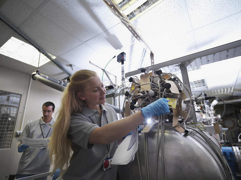 西方人,两个人,同事,科学家,站,举,横图,室内,白天,仰视,工作服,制服,安全,成功,合作,团队,集体,信心,机器,摆设,欧洲,欧洲人,握,阴影,反射,材料,档案,文件,眼镜,影子,纸,墙,防护,拿,拿着,注视,设备,标识,吊牌,队伍,墙壁,墙面,蓝色,灰色,手稿,手套,胸牌,资料,观察,看,托,站着,机械,发电厂,发电站,握着,观看,保护,证明,核电站,核能,察看,徽章,领导,科研人员,成就,关注,文档,保险,研究者,身份,装备,合伙,领袖,近视眼镜,胸章,胸卡,科学研究者,保全,周全,安稳,安定,防护手套,编号牌,雕刻牌,工号牌,胸号牌,胸徽,员工牌,工作制服,设置,核电厂,平安,男人,男性,年轻男性,年轻女性,女人,女性,白种人,科学工作者,举起,举手,举着,向上举,向上伸,向上托,站立,半身,彩图,低角度拍摄,工作套服