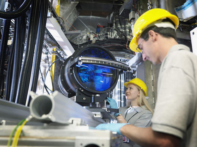 西方人,两个人,科学家,站,横图,室内,白天,仰视,工作服,制服,安全,机器,仪器,科技,摆设,帽子,欧洲,欧洲人,眺望,握,阴影,检查,研究,反射,分析,科学,管子,头盔,望远镜,影子,塑料,防护,拿,拿着,注视,设备,管道,黄色,蓝色,灰色,安全帽,手套,塑料制品,观察,看,站着,机械,发电厂,发电站,清晰,探索,握着,放大,观看,保护,仔细,科研,核电站,核能,察看,科学技术,瞭望,聚焦,科研人员,关注,保险,研究者,装备,远视镜,瞭望镜,科学研究者,光学,保全,周全,安稳,安定,清楚,防护手套,工作制服,设置,核电厂,平安,男人,男性,年轻男性,年轻女性,女人,女性,白种人,科学工作者,站立,半身,彩图,低角度拍摄,工作套服,光学仪器,千里镜