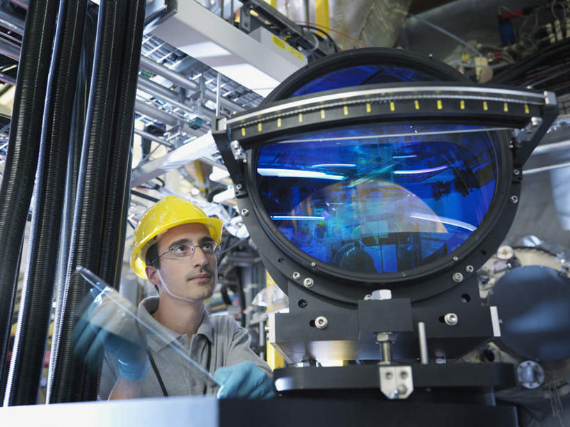 西方人,一个人,科学家,站,横图,室内,白天,仰视,工作服,制服,安全,机器,仪器,科技,摆设,帽子,欧洲,欧洲人,仅一个男性,仅一个人,眺望,握,阴影,检查,朦胧,模糊,研究,反射,分析,科学,管子,头盔,望远镜,眼镜,影子,塑料,防护,拿,拿着,设备,管道,仅一个年轻男性,黄色,蓝色,灰色,安全帽,手套,塑料制品,观察,站着,机械,发电厂,发电站,清晰,探索,握着,放大,观看,保护,仔细,科研,核电站,核能,科学技术,瞭望,聚焦,科研人员,关注,保险,研究者,装备,近视眼镜,远视镜,瞭望镜,科学研究者,光学,保全,周全,安稳,安定,清楚,防护手套,工作制服,设置,核电厂,平安,男人,男性,年轻男性,白种人,科学工作者,抬头,仰头,站立,半身,彩图,低角度拍摄,工作套服,光学仪器,千里镜