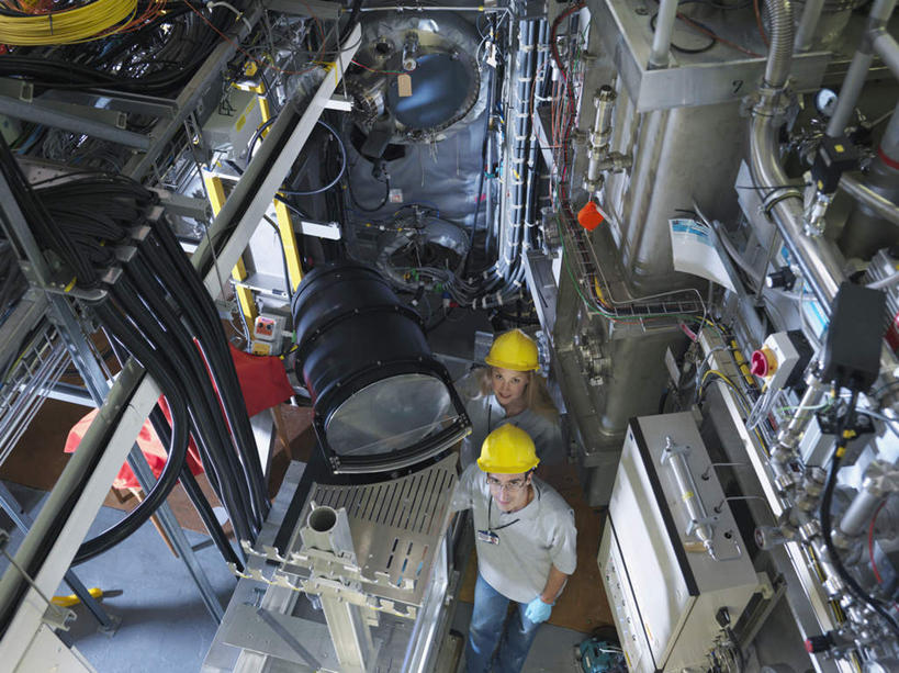 西方人,两个人,同事,科学家,站,横图,俯视,室内,白天,工作服,制服,安全,成功,合作,团队,集体,信心,机器,摆设,帽子,欧洲,欧洲人,阴影,电力,反射,电线,头盔,线,影子,防护,电能,线路,注视,设备,队伍,黄色,蓝色,灰色,安全帽,手套,观察,看,站着,机械,发电厂,发电站,观看,电,保护,电源,电源线,核电站,核能,察看,领导,科研人员,成就,关注,保险,研究者,能量,装备,合伙,领袖,科学研究者,保全,周全,安稳,安定,防护手套,工作制服,设置,核电厂,平安,男人,男性,年轻男性,年轻女性,女人,女性,白种人,科学工作者,站立,半身,彩图,高角度拍摄,工作套服