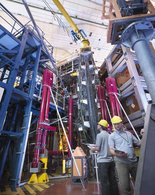 西方人,两个人,同事,科学家,站,竖图,室内,白天,仰视,工作服,制服,安全,成功,合作,团队,集体,信心,技术,建筑,帽子,欧洲,欧洲人,阴影,反射,头盔,影子,支架,依靠,注视,设备,队伍,架子,脚手架,吊车,施工,黄色,红色,蓝色,灰色,安全帽,建筑工地,交通工具,观察,看,倚靠,站着,背靠背,机械,起重机,发电厂,发电站,背对背,观看,支撑,固定,工程,核电站,核能,察看,领导,科研人员,成就,关注,载具,研究者,合伙,领袖,科学研究者,地盘,建筑地盘,施工地盘,工作制服,工作车,施工车,汽车吊,核电厂,信任,男人,男性,年轻男性,白种人,科学工作者,抬头,仰头,站立,半身,彩图,低角度拍摄,工作套服,工地,稳固